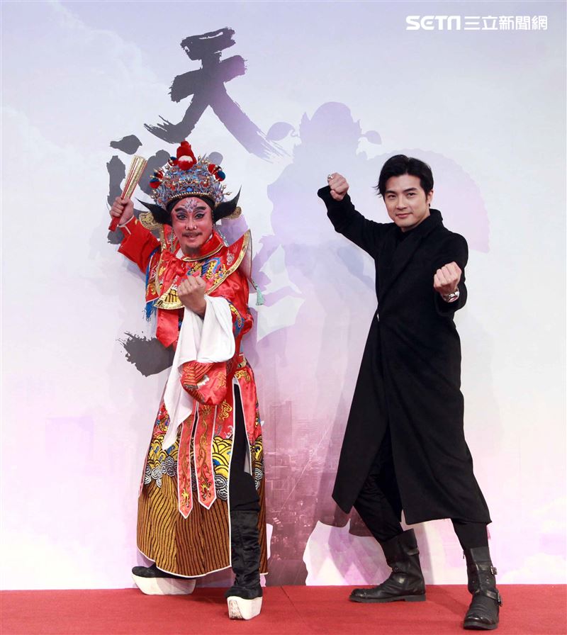 古代鍾馗VS現代鍾馗賀軍翔。（記者邱榮吉/攝影）