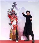 古代鍾馗VS現代鍾馗賀軍翔。（記者邱榮吉/攝影）