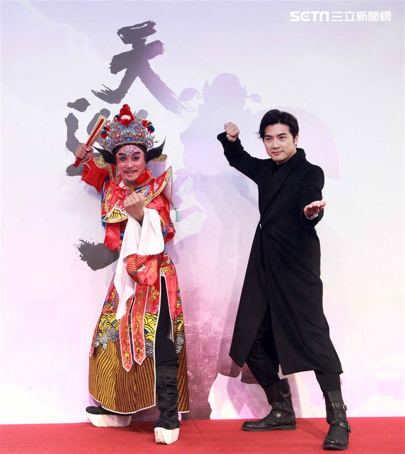 古代鍾馗VS現代鍾馗賀軍翔。（記者邱榮吉/攝影）