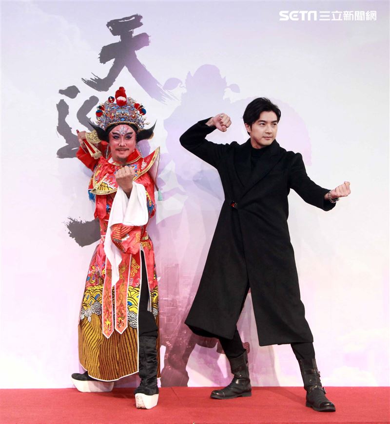 古代鍾馗VS現代鍾馗賀軍翔。（記者邱榮吉/攝影）