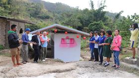 弘文高中志工團赴泰北服務學習不畏武漢肺炎疫情，台中市弘文高中國際志工團日前帶著消毒水、口罩前往泰北偏鄉進行服務學習，並協助興建廁所。（弘文高中提供）中央社記者趙麗妍傳真 109年2月19日