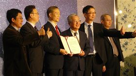 太極能源獲中科院碳化矽專利授權太極能源與中科院19日共同召開「碳化矽專利授權發布會」，雙方簽約合作，太極能源取得中科院專利授權，跨足第3代半導體碳化矽領域。太極能源董事長謝清福（右3）與中科院副院長葛平亞（右4）出席發布會。中央社記者鍾榮峰攝　109年2月19日