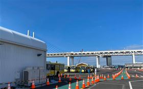 駐日代表謝長廷19日赴日本橫濱碼頭接鑽石公主號台人。（圖／翻攝謝長廷臉書）