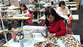 嘉義大同技術學院時尚系趕製布口罩助防疫因應武漢肺炎疫情，嘉義大同技術學院自製布口罩套，自19日起，一連3天免費提供民眾索取；多名在職進修的時尚系學生，近日都投入協助縫製布口罩套。（大同技術學院提供）中央社記者黃國芳傳真　109年2月19日