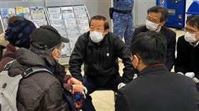 駐日代表謝長廷19日赴日本橫濱碼頭接鑽石公主號台人。（圖／翻攝謝長廷臉書）