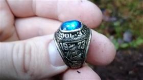 定情戒消失47年…6400公里外被找到　她：亡夫的訊號
戒指
圖／翻攝自Kathleen Grace Nadeau臉書