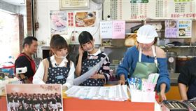 在努力熟記菜單的陳詩雅、林于馨。
熟記菜單的陳詩雅及林于馨。
分裝早餐的李懿、陳詩雅、林于馨。