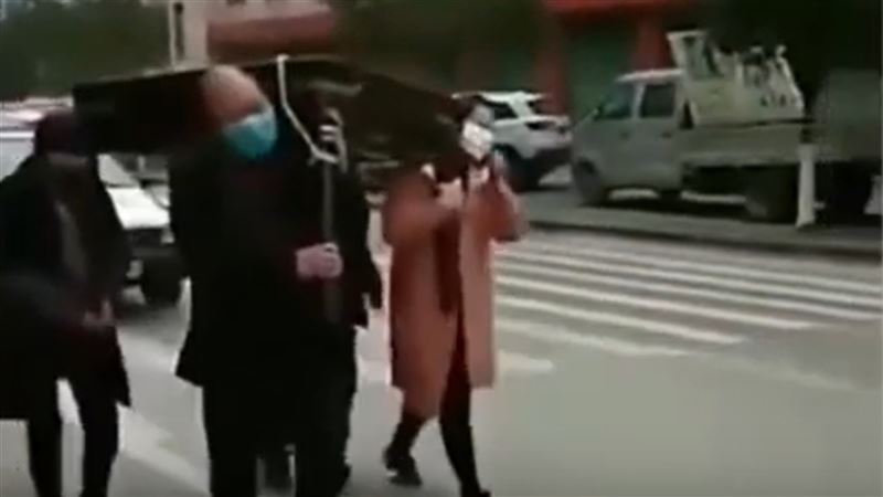打牌被抓包　他們被罰扛麻將桌遊街