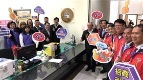 苗縣成立招商服務站　徐耀昌揭牌苗栗縣政府工商發展處啟動招商破兆行動方案，成立「全栗招商服務站」，縣長徐耀昌（中右）等人19日揭牌，針對潛在廠商提供強化企業設廠成案前的諮詢輔導服務。中央社記者管瑞平攝　109年2月19日
