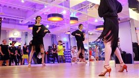 劉真上國標課。（圖／翻攝自True Yoga Fitness 全真瑜珈健身臉書）