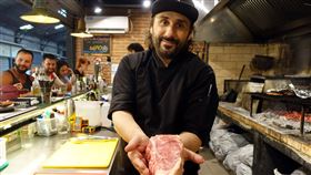 阿根廷侍肉師　專業評鑑牛肉品質莫雷拉是阿根廷專業牛肉侍肉師，在布宜諾斯艾利斯的聖太摩市場開設一家炭烤牛排餐廳。他說，他可以侍肉師的專業跟客人解釋牛肉品質、產地、牛種特性等。中央社記者汪碧治布宜諾斯艾利斯攝　109年2月19日