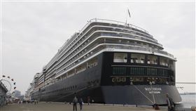 威士特丹號曾泊靠高雄　56人將隔離（2）「威士特丹號」郵輪曾泊靠高雄港，且遊客曾搭乘計程車觀光，高雄市衛生局長林立人17日表示，衛生局已緊急作業，通知高雄市轄管的56名有接觸者居家隔離或自我健康管理。圖為「威士特丹號」2月4日停靠高雄港一景。中央社記者董俊志攝　109年2月17日