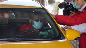 小黃業者加強管控司機額溫（1）因應武漢肺炎疫情，一家計程車業者針對進入車行的司機進行額溫量測、酒精消毒等防疫工作。中央社記者徐肇昌攝  109年2月19日