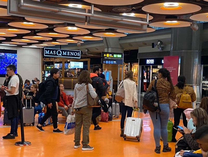 3C達人廖阿輝指出，只要在外國旅客多的地方，例如桃園機場，手機時區就容易被誤判。（圖／翻攝自謝忻臉書）