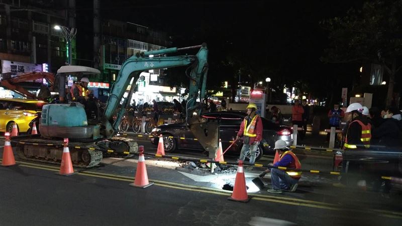 新莊雨水箱涵損壞路面下陷　公所搶修