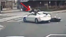 機車撞大七　飛越車身落地