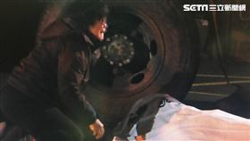 閃燈路口疑未減速　外送員撞拖板車母認屍跪地崩。（圖／翻攝畫面）