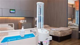 醫院引進智駕殺菌機器人　強化防疫效能台中童綜合醫院在民國108年間引進「超紫C光智駕殺菌機器人」，如今正值新冠肺炎疫情延燒，盼透過「智能化醫療」，運用消毒機器人幫助防疫無死角。（童綜合醫院提供）中央社記者蘇木春傳真　109年2月19日