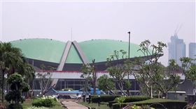 印尼考慮立法 強制LGBT矯正性偏差部分印尼國會近期提出家庭健全法草案，草案將男女同性戀、雙性戀、跨性別者（LGBT）定義為性偏差，要求家庭成員舉報至相關機關，強制矯正。圖為印尼國會。中央社記者石秀娟攝　109年2月19日