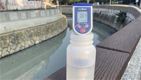 高雄寶珠溝呈乳白色　環保局：截流民生污水所致高雄市愛河上游寶珠溝日前變成乳白色，高雄市環保局19日表示，乳白色是截流附近民生污水所致，經派員檢測，現場水質正常，但溶氧濃度偏低。（高雄市環保局提供）中央社記者程啟峰高雄傳真　109年2月19日