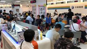 台灣5G將在2020年開台，市場傳出，2018年5月引爆銷售熱潮的499雙飽方案，近期在檯面下悄悄捲土重來，以遠傳和台灣大最為積極，避免客戶流失。圖為2018年民眾湧入中華電信門市申辦499方案。（中央社檔案照片）