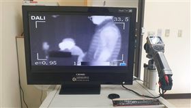 苗縣府大樓20日起量體溫　發燒者禁入為加強武漢肺炎防疫，苗栗縣政府18日宣布，20日起縣府各機關大樓將採單一出入口，員工及洽公民眾進入前均需量測體溫，若有發燒情況者將禁止入內。（苗栗縣政府提供）中央社記者管瑞平傳真　109年2月18日