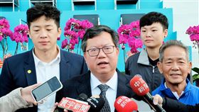 防範武漢肺炎　鄭文燦籲一人確診全校停課各地中小學將開學，為防範武漢肺炎疫情擴散，桃園市長鄭文燦（中）20日呼籲，只要學校有一人確診，就應該要全校停課。中央社記者吳睿騏桃園攝　109年2月20日