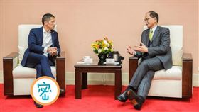 ▲吳怡農拜會游錫堃，不經意露出紅灰色花襪。（圖／翻攝游錫堃臉書）