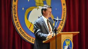 薛瑞福在台發表演說　談台美關係（1）前美國國防部印太安全事務助理部長薛瑞福（Randall Schriver）訪台，19日在國防安全研究院以台美關係為主軸發表公開演說，強調美國與台灣將持續合作。中央社記者林俊耀攝　109年2月19日