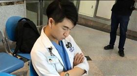 疫情引恐慌！民眾沒病症也跑急診　急診醫累翻發文求救。（圖／翻攝自魏智偉醫師臉書）