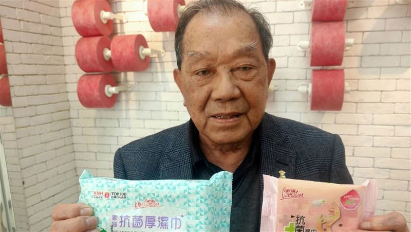 不織布廠老董回饋家鄉　捐口罩給學生