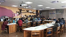 連江縣政府教育處巡迴校園關心防疫（1）開學在即，連江縣政府教育處長陳冠人率領處內各科相關人員，巡迴各校關心校園防疫工作。圖為聽取敬恆國民中小學防疫報告。（連江縣政府提供）中央社　109年2月20日