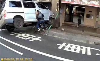 客貨車爆衝硬上單車男　驚悚影片曝光