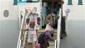 鑽石公主號首批106名港人 今早搭包機返港香港當局派往日本的包機20日早上接回鑽石公主號上首批106名港人，他們均通過檢測後陸續下機，直接被送去檢疫中心隔離14天。（取自政府新聞處視頻）中央社記者張謙香港傳真　109年2月20日