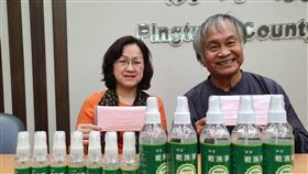 屏東縣多數學校高規格防疫　師生進入校園量額溫高中職以下學校25日開學，屏東縣政府教育處長江國樑（右）20日表示，屏東縣多數學校都採高規格防疫，除了已完成消毒，師生進入校園也都會量額溫，也備有乾洗手、消毒水和口罩等防疫物資。中央社記者郭芷瑄攝　109年2月20日