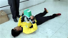 台東消防局防疫　自動心肺復甦機取代人工CPR武漢肺炎延燒，台東縣消防局第一線人員急救時將人工心肺復甦術（CPR）改採自動心肺復甦機（LUCAS），避免口對口人工呼吸暴露感染危險，20日消防局召集救護員演練操作。中央社記者盧太城台東攝　109年2月20日