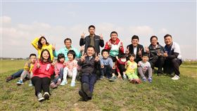 竹市水源草原啟用　民眾休憩新選擇新竹市頭前溪水岸旁的「水源草原」20日啟用，新竹市長林智堅（前左5）邀民眾前往休憩，體驗野餐、玩飛盤等活動，享受綠意盎然的大草原。中央社記者魯鋼駿攝　109年2月20日