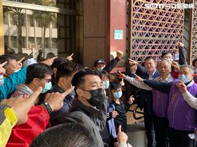 華映工會20多名成員赴台北地檢署對林郭文艷、林蔚山告發違反證交法、特別背信等罪。（圖／翻攝畫面）