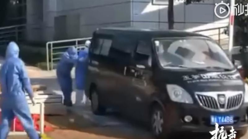 武漢首位殉職院長　遺孀追靈車痛哭