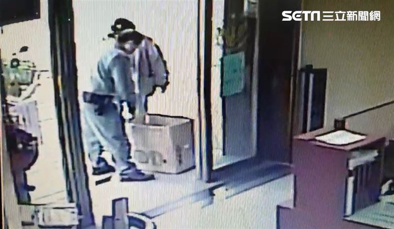 綠色凹凸物怎在這？警羞撿回派出所