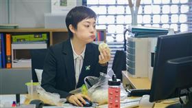 孫儷新戲《安家》以幹練短髮演出業務逆天的房仲。（圖／WeTV提供）