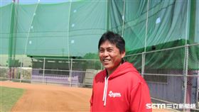 ▲味全龍總教練葉君璋到燕巢與富邦悍將練習賽。（圖／記者蕭保祥攝影）