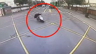 騎士暴衝「刷一排」　險遭曳引車輾過