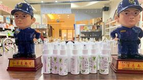 生技公司捐乾洗手助台南員警防疫武漢肺炎疫情延燒，位於台南市安定區的生技公司捐贈一批噴霧式乾洗手液給台南市警察局，讓第一線員警執勤時可隨時清潔手部，盼有助防疫。中央社記者楊思瑞攝  109年2月20日