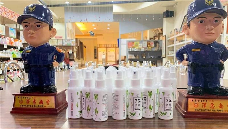台南生技公司捐物資　提醒勤洗手防疫