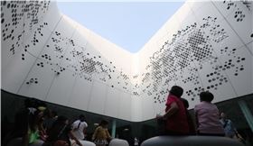 因應武漢肺炎疫情對藝文產業的影響，文化部20日彙整4大紓困及振興面向，將提報行政院陪伴藝文界度過難關。圖為衛武營國家藝術文化中心。（中央社檔案照片）