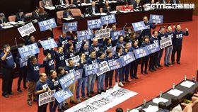 立法院開議,國民黨立委手拿「口罩之亂」舉牌（圖／國民黨提供）