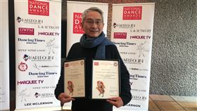 林懷民手捧入圍獎牌雲門舞集創辦人林懷民19日代表舞團，在倫敦巴比肯劇院領取2018年英國國家舞蹈獎「最傑出舞團獎」，林懷民也入圍最佳現代舞編舞家，手捧2座入圍獎牌。中央社記者戴雅真倫敦攝　109年2月20日