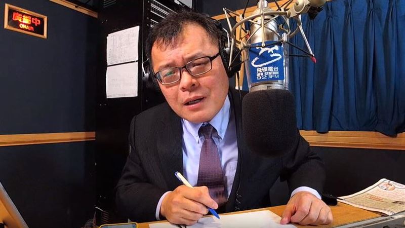 遭新加坡聽眾嗆偏袒　陳揮文摔筆怒罵