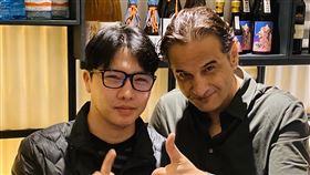 應學生曾宏豫之邀　男高音巴狄亞來台開金嗓羅馬尼亞男高音巴狄亞（Alexandru Badea）（右）接受他的學生、台灣男高音曾宏豫（左）邀約，近期特別訪台演出，共舉行3場音樂會，也舉辦大師班指導台灣學子。（曾宏豫提供）中央社記者趙靜瑜傳真　109年2月20日